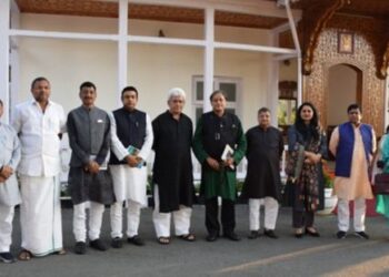 Sinha meets members of parliamentary panel on IT visiting J&K