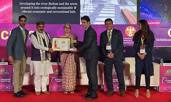 Srinagar bags ‘Best City Leader of the Year Award’ at Smart Cities India expo