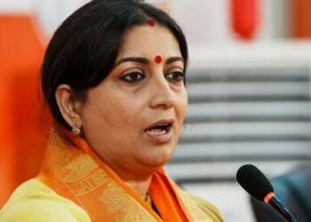 Earlier, Smriti Irani planted trees in the premises of KV.