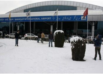 Snow shuts flight operations at Srinagar Int’l Airport. Kashmir highway closed