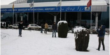 Snow shuts flight operations at Srinagar Int’l Airport. Kashmir highway closed