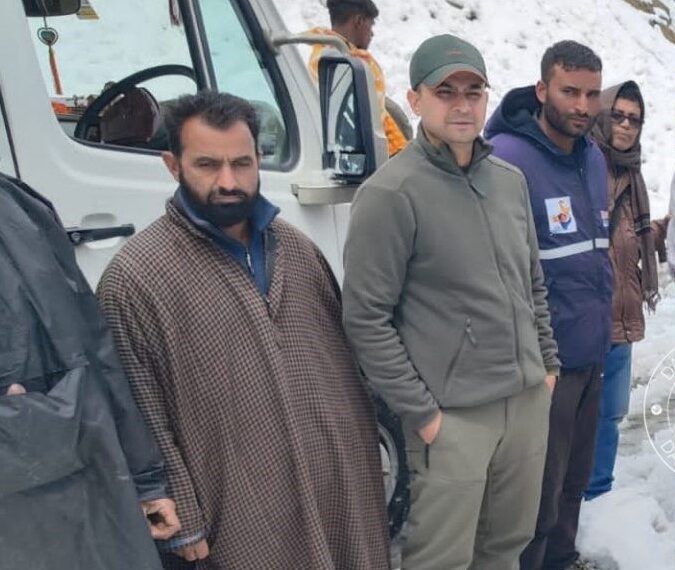 8 Tourists Among 10 Stranded Near Old Tunnel In Qazigund, Rescue Ops Launched