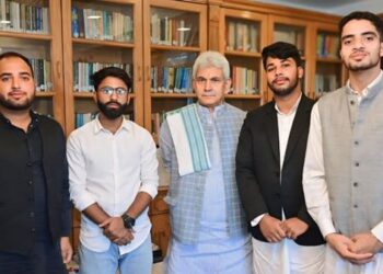 J&K Students Association Delegation Calls on LG Manoj Sinha, Discuss Issues of Students in Srinagar