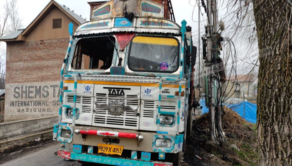 Truck driver charred to death in Anantnag as electric wire fell on his truck