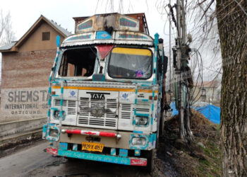 Truck driver charred to death in Anantnag as electric wire fell on his truck