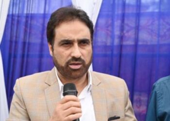 Tariq Zarger visits Shopian; participates in PMAY (G) camps