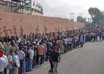 In a first in last 3 decades thousands line up for participation in I-Day event at Bakshi Stadium Srinagar
