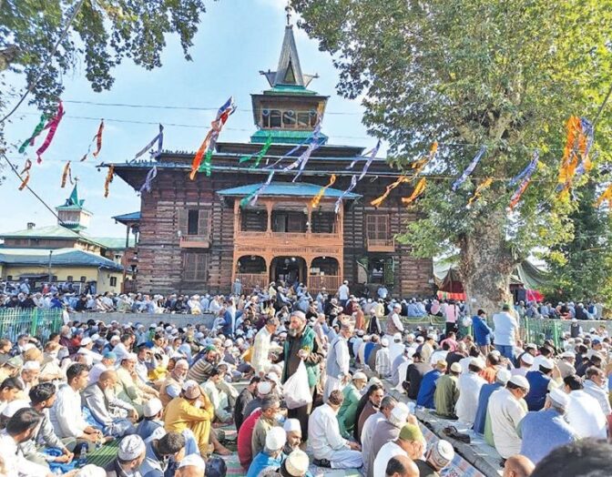 Thousands offer ‘Khoja Digar’ at Naqshband Sahib Shrine in Downtown ...