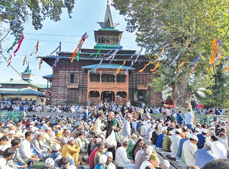 Thousands offer ‘Khoja Digar’ at Naqshband Sahib Shrine in Downtown