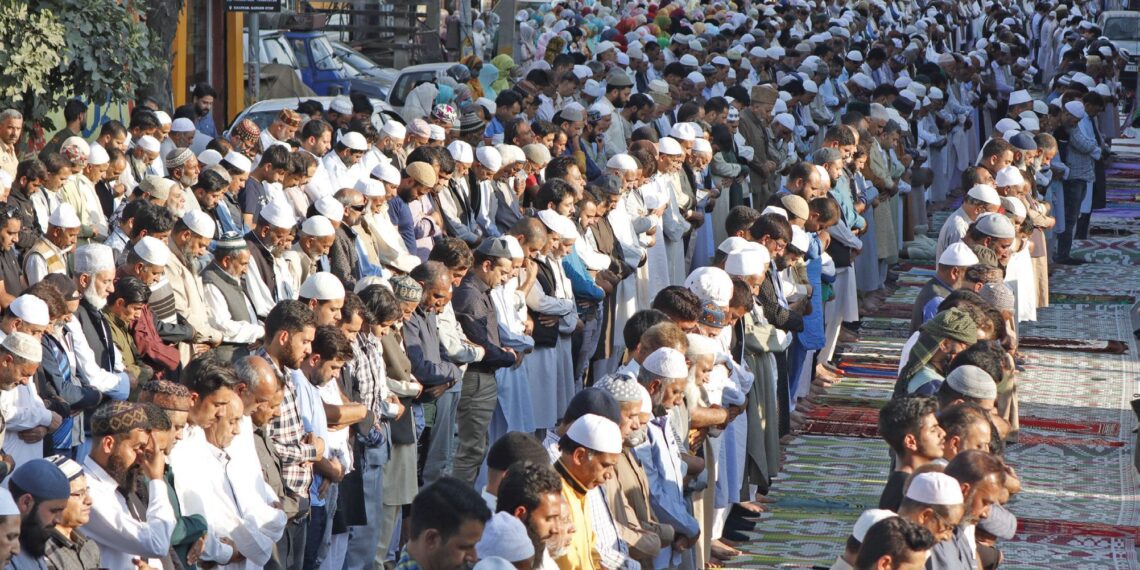 Thousands participate in Khoja Digger at Naqshband Sahab (RA) shrine in Sgr