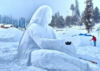 Tourism Deptt’s 4-day snow sculpting competition begins at Gulmarg