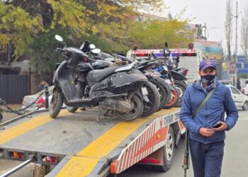 Traffic Advisory For Motorists In Rural Kashmir Amid Snowfall, Slippery Roads