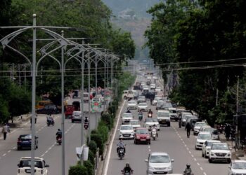 Passenger vehicles back on roads in Srinagar under unlock guidelines