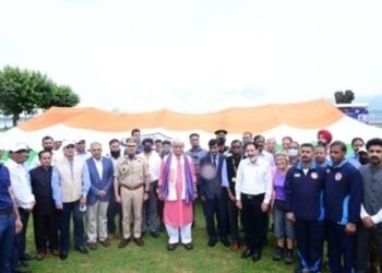 7500 sqft Tricolour displayed at Dal Lake
