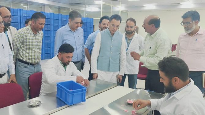 Union MoS visits India Int‘l Kashmir Saffron Trade Centre, Pampore