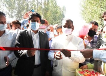 Union MoS Information & Broadcasting inaugurates RAS established under PMMSY at Awantipora