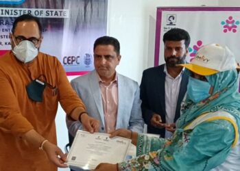 Union MoS Skill Dev, Entrepreneurship visits Bla, Interacts with local handicraft artisans
