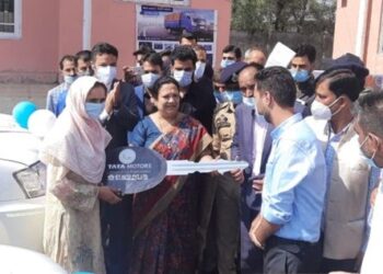 Union MoS for Textiles & Railways visits Kulgam