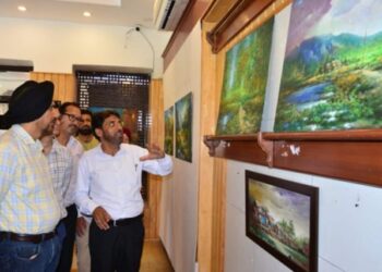Vikramjit Singh inaugurates 2-day painting exhibition at Government Arts Emporium Srinagar