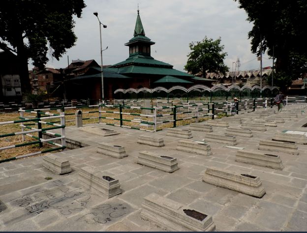 Visits to Srinagar martyrs graveyard by political leaders disallowed