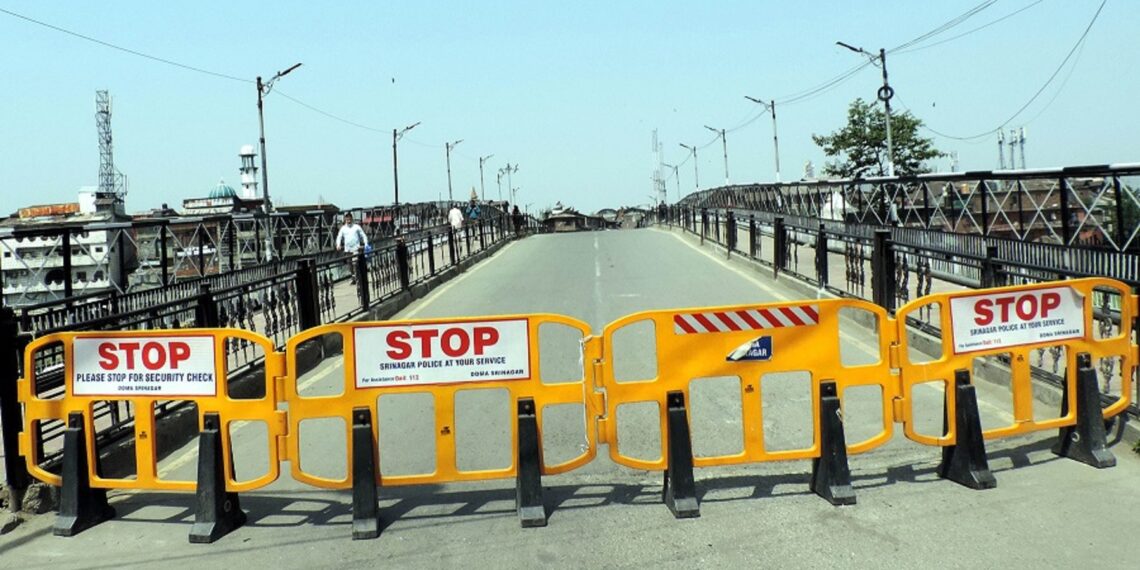 Barricades at Amira Kadal in uptown Srinagar as weekend corona curfew remains in force on Saturday -Pic/ Kashmir Horizon
