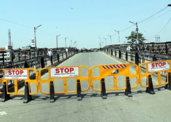 Barricades at Amira Kadal in uptown Srinagar as weekend corona curfew remains in force on Saturday -Pic/ Kashmir Horizon