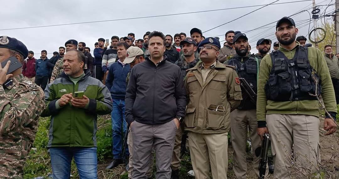 DC Srinagar, SSP Srinagar monitors rescue operation at Gandbal, Batwara