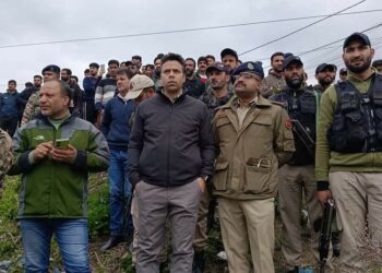 DC Srinagar, SSP Srinagar monitors rescue operation at Gandbal, Batwara