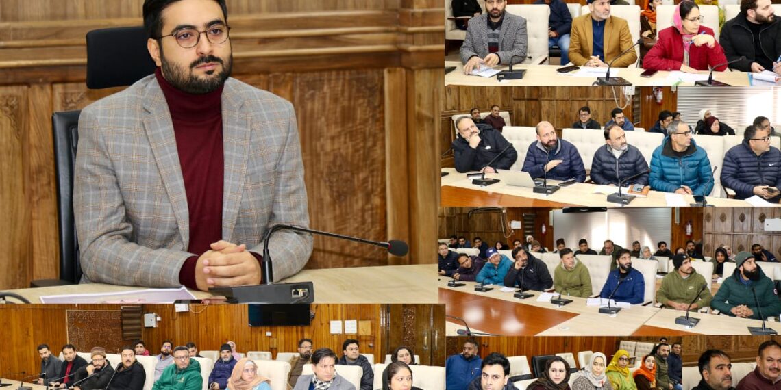 DC Srinagar reviews implementation of PM Surya Muft Bijli Yojana in distt