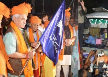 LG flags off the first batch of Amarnath Yatris, Prays for peace, prosperity & a safe spiritual journey of Yatris