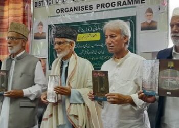 Zareef’s another humorous poetry collection “Bouzie Na Kaensi Zaeree ,” released at AHATA WAQAR , Chanapora