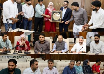 Srinagar District Admin bids warm farewell to outgoing ADDC Rifat Aftab Qureshi