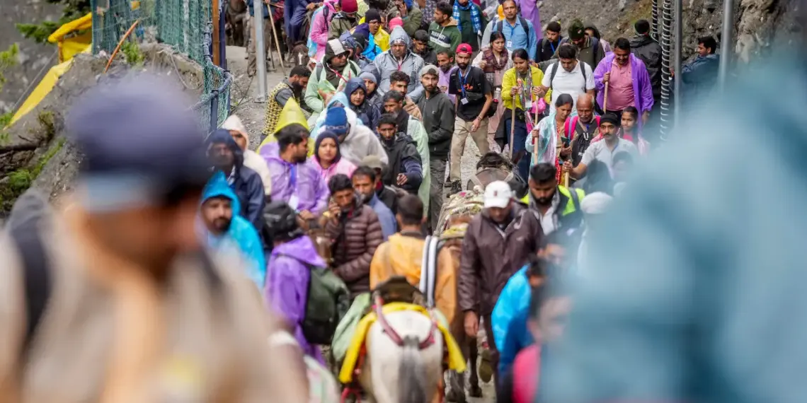 Sixth batch of over 8,800 Amarnath Yatra pilgrims leaves Jammu