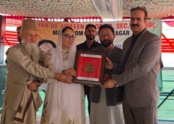 Dr Andrabi unfurls Tiranga at I’Day Waqf Event at Sultan-ul-Arifeen Hr Secondary Institute Srinagar