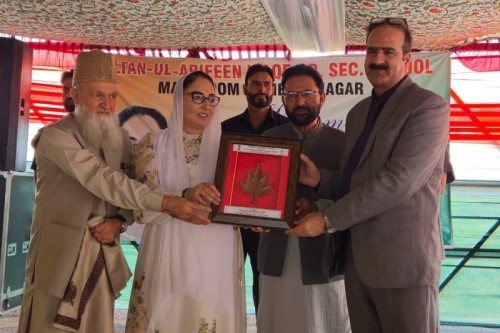 Dr Andrabi unfurls Tiranga at I’Day Waqf Event at Sultan-ul-Arifeen Hr Secondary Institute Srinagar