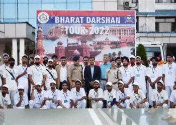 ADGP Hqrs M.K Sinha flags off Bharat Darshan Tour Group at PHQ