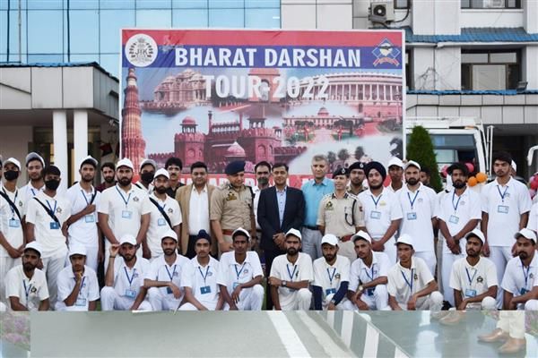 ADGP Hqrs M.K Sinha flags off Bharat Darshan Tour Group at PHQ