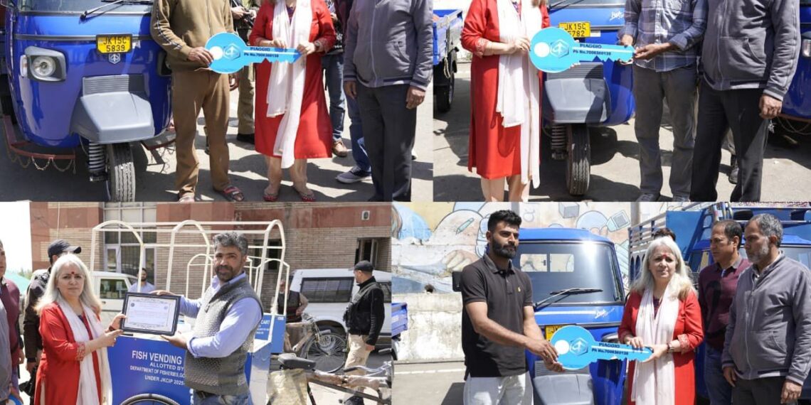 DC Bandipora Distributes Three-Wheelers, Fish Vending Carts under PMMSY
