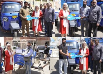 DC Bandipora Distributes Three-Wheelers, Fish Vending Carts under PMMSY