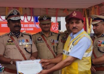 CG Homeguards CD SDRF J&K grants commendation certificates, cash reward to Civil Defence Wardens/ volunteers in Srinagar