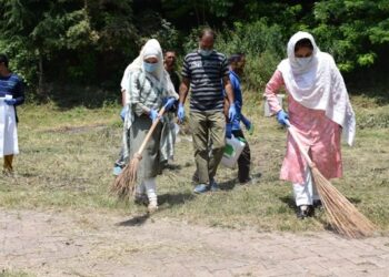 Tourism Deptt Kashmir organises cleanliness drive at Nigeen’s Cherry Park