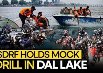 Srinagar police, SDRF conduct mock drill in Dal Lake