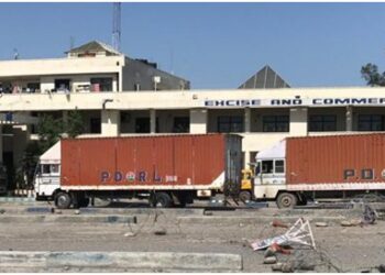 24X7 control room works at Lakhanpur, ensures movement of trucks with essential supplies, ambulances amidst lockdown