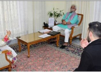 Dr. Darakhshan Andrabi calls on LG in Jammu