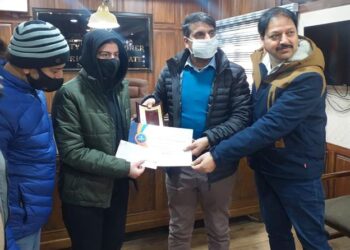 DC Srinagar felicitates class 12th Topper, Aroosa Parvaiz