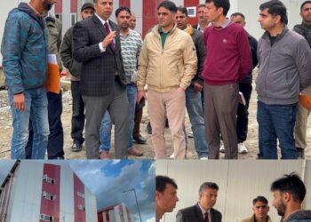 DC Anantnag visits Mini Sectt, SDH Bijbehara
