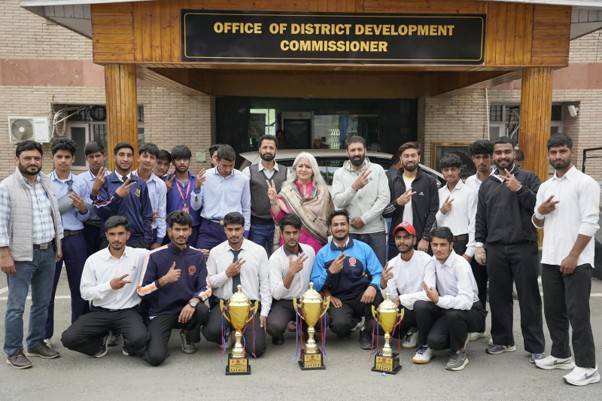 DC congratulates Bandipora teams for winning UT level handball championships