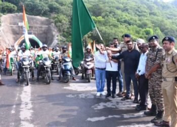 DC flags off bike rally from Nowshera tunnel to Jhangar under Har Ghar Tiranga celebrations in Rajouri
