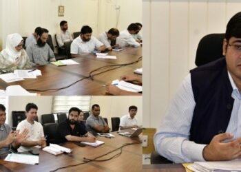 DC G’bal reviews functioning of Kisan Khidmat Ghars