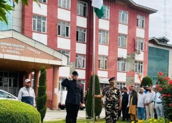 DC G’bal hoists Tricolour at Mini Secretariat to commemorate 79th Independence Day